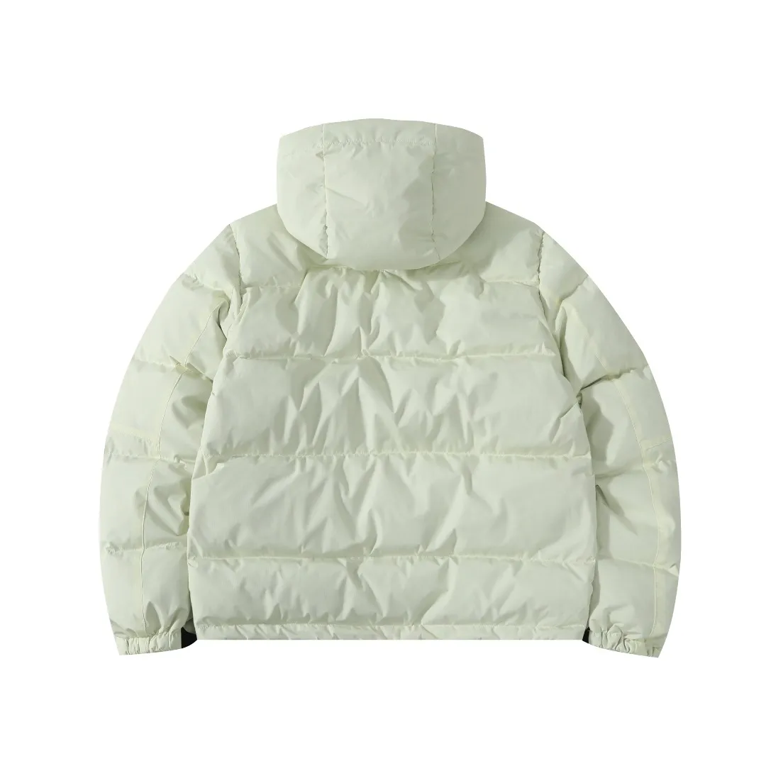 P660 #R54 Ralph Lauren/Ralph Lauren hooded down jacket (top quality, feel free to compare), using imported Barudan embroidery machine, carefully crafted with thousands of needles electric embroidery technology. Imported No. 7 needles and special embroidery thread ensure that every letter of the polo logo is full, three-dimensional and clear, creating the "most expensive embroidery logo" that can be called a work of art. Top-notch velvet core, luxurious warmth. Filled with national standard 80% high-quality white duck down, bringing excellent thermal insulation performance. At the same time, it is lightweight and can quickly regain its fluffiness after compression, bringing you a warm embrace without burden and resisting the harsh winter. Technical fabrics, no fear of wind and snow •Long-lasting fluffy and shape-retaining: High-quality filling ensures that the down jacket is not easy to stiffen and keeps you warm for a long time. •Strict anti-velvet technology: Using 400T gall fabric with pinhole retraction technology, it fundamentally eliminates the phenomenon of velvet leakage and makes wearing more secure. •All-round protective experience: Windproof and waterproof matte fabric, combined with an adjustable hem with a built-in drawstring buckle, can effectively lock in temperature and cold, and cope with changeable weather. Perfect details, creating a classic •Original electroplated YK zipper, smooth and durable, with brand texture highlighted in every detail. •Detachable hood design, one garment can be worn multiple times to meet different occasions and outfit needs. •Original hangtag and washed label, quality guaranteed. Five colors come together for couples to enjoy together: black is cool, beige is gentle, navy is calm, khaki is retro, and green is fresh. Available in five colors, the same style for men and women, it can be worn perfectly as a couple's outfit or a personalized item, becoming an indispensable fashion equipment on the streets in winter. Color: black, khaki, navy blue, army green, beige Size: S M L 66 67